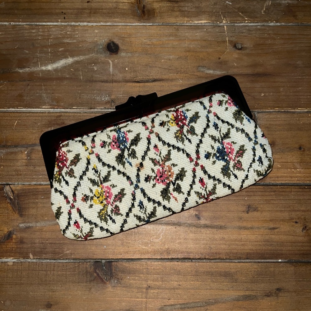 Vintage Needlepoint Clutch 👛
